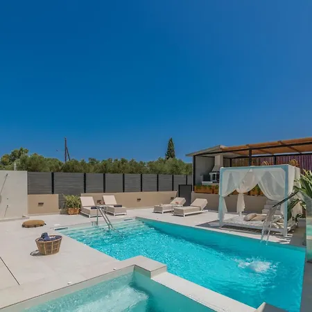 ヴィラ Fratelli Villa, With Heated Pool & Whirlpool, By Thinkvilla